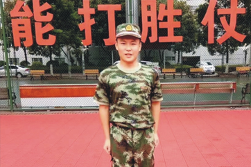 2017届现役大学生军人郑景芝